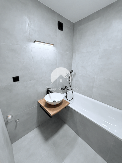 Reality KOMPLEX s.r.o. Vám ponúka kompletne zrekonštruovaný 3-izbový byt v DS