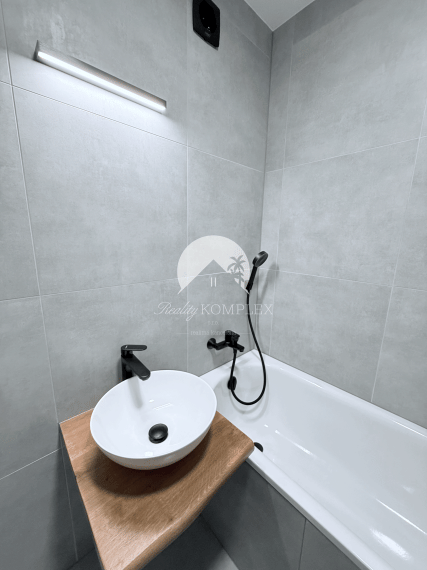 Reality KOMPLEX s.r.o. Vám ponúka kompletne zrekonštruovaný 3-izbový byt v DS