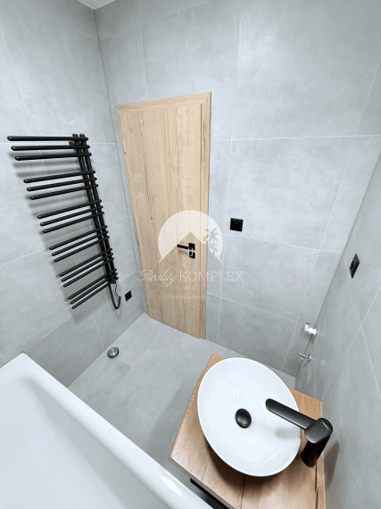 Reality KOMPLEX s.r.o. Vám ponúka kompletne zrekonštruovaný 3-izbový byt v DS