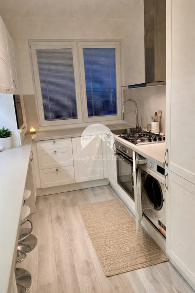 Reality KOMPLEX s.r.o. Vám ponúka na prenájom krásny kompletne prerobený 2-izbový byt na Košickej ulici, v Komárne