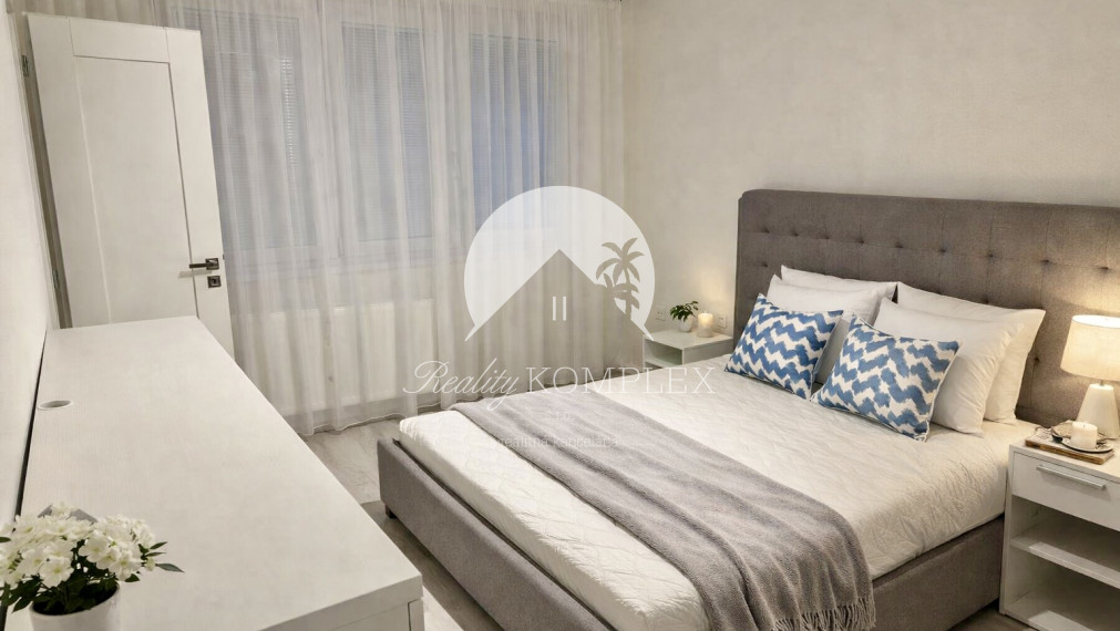 Reality KOMPLEX s.r.o. Vám ponúka na prenájom krásny kompletne prerobený 2-izbový byt na Košickej ulici, v Komárne