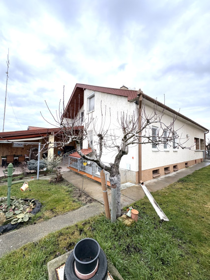 IBA U NÁS !!! Reality KOMPLEX s.r.o., ponúka na PREDAJ 5 izbový zrekonštruovaný rodinný dom s garážou v tichej časti v Nesvadoch !!!