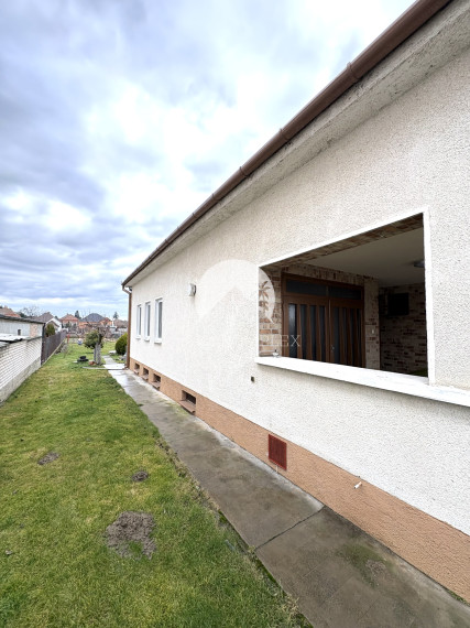 IBA U NÁS !!! Reality KOMPLEX s.r.o., ponúka na PREDAJ 5 izbový zrekonštruovaný rodinný dom s garážou v tichej časti v Nesvadoch !!!