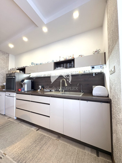 IBA U NÁS !!! Reality KOMPLEX s.r.o., ponúka na PREDAJ 5 izbový zrekonštruovaný rodinný dom s garážou v tichej časti v Nesvadoch !!!