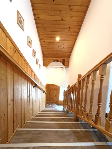 IBA U NÁS !!! Reality KOMPLEX s.r.o., ponúka na PREDAJ 5 izbový zrekonštruovaný rodinný dom s garážou v tichej časti v Nesvadoch !!!