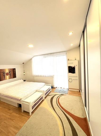 IBA U NÁS !!! Reality KOMPLEX s.r.o., ponúka na PREDAJ 5 izbový zrekonštruovaný rodinný dom s garážou v tichej časti v Nesvadoch !!!