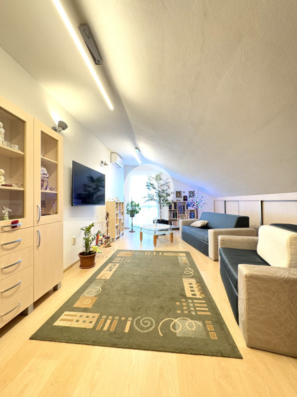 IBA U NÁS !!! Reality KOMPLEX s.r.o., ponúka na PREDAJ 5 izbový zrekonštruovaný rodinný dom s garážou v tichej časti v Nesvadoch !!!