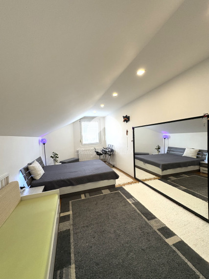 IBA U NÁS !!! Reality KOMPLEX s.r.o., ponúka na PREDAJ 5 izbový zrekonštruovaný rodinný dom s garážou v tichej časti v Nesvadoch !!!