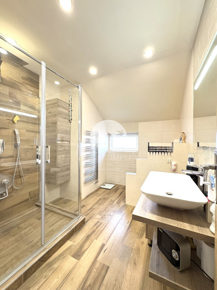 IBA U NÁS !!! Reality KOMPLEX s.r.o., ponúka na PREDAJ 5 izbový zrekonštruovaný rodinný dom s garážou v tichej časti v Nesvadoch !!!