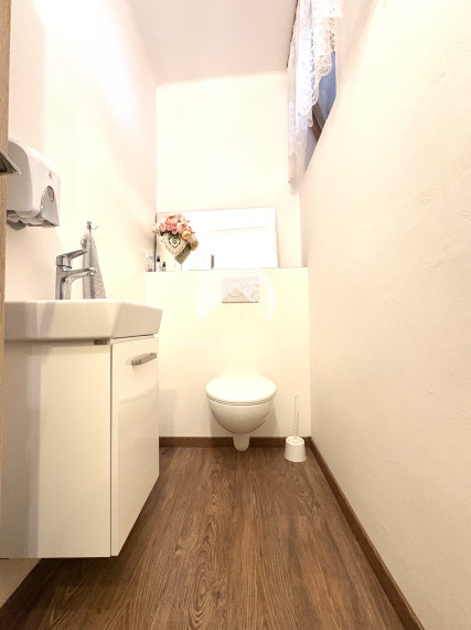 IBA U NÁS !!! Reality KOMPLEX s.r.o., ponúka na PREDAJ 5 izbový zrekonštruovaný rodinný dom s garážou v tichej časti v Nesvadoch !!!