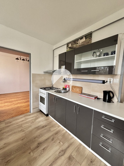 Reality KOMPLEX s.r.o., Vám  ponúka do prenájmua 1 izbový  rekonštruovaný byt v atraktívnej lokalite Mesta Komárno.