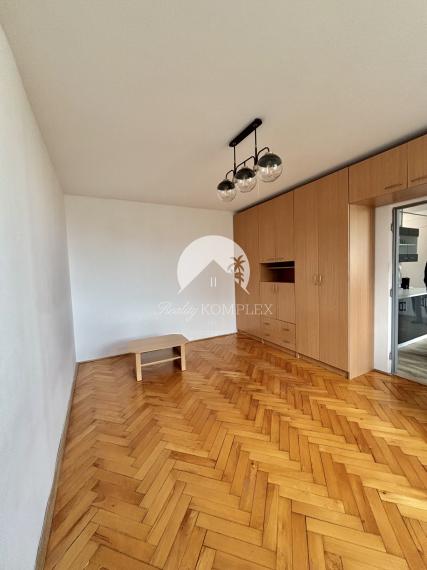 Reality KOMPLEX s.r.o., Vám  ponúka do prenájmua 1 izbový  rekonštruovaný byt v atraktívnej lokalite Mesta Komárno.