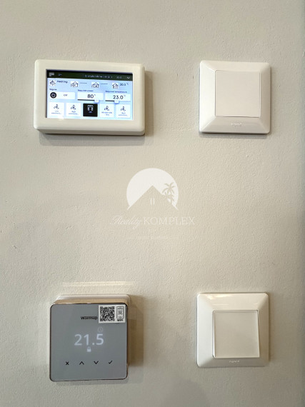 IBA U NÁS !!! Reality Komplex s.r.o. Vám exkluzívne ponúka výnimočný rodinný dom, ktorý spája moderné technológie, čistý dizajn a absolútny komfort bývania v Komárne !!!