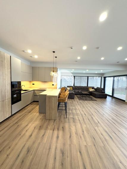 IBA U NÁS !!! Reality Komplex s.r.o. Vám exkluzívne ponúka výnimočný rodinný dom, ktorý spája moderné technológie, čistý dizajn a absolútny komfort bývania v Komárne !!!