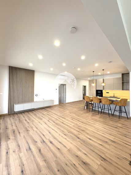 IBA U NÁS !!! Reality Komplex s.r.o. Vám exkluzívne ponúka výnimočný rodinný dom, ktorý spája moderné technológie, čistý dizajn a absolútny komfort bývania v Komárne !!!