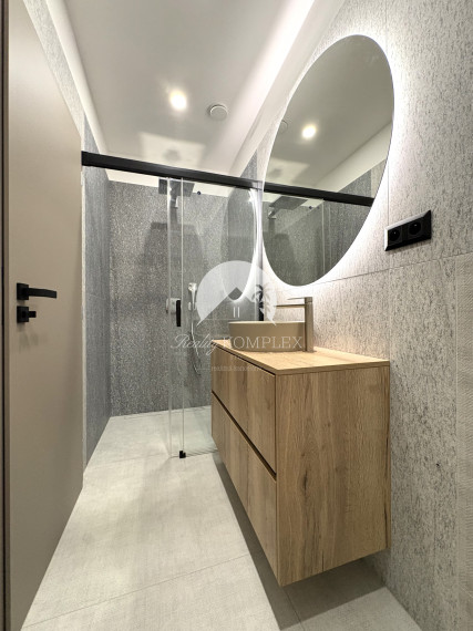 IBA U NÁS !!! Reality Komplex s.r.o. Vám exkluzívne ponúka výnimočný rodinný dom, ktorý spája moderné technológie, čistý dizajn a absolútny komfort bývania v Komárne !!!