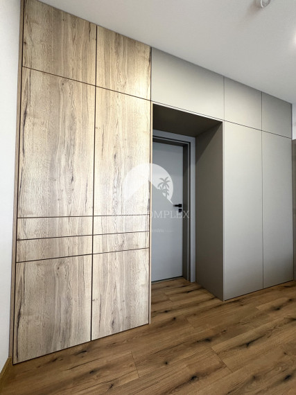 IBA U NÁS !!! Reality Komplex s.r.o. Vám exkluzívne ponúka výnimočný rodinný dom, ktorý spája moderné technológie, čistý dizajn a absolútny komfort bývania v Komárne !!!