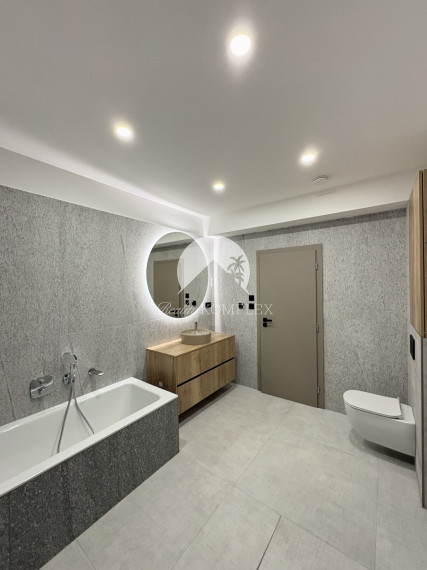 IBA U NÁS !!! Reality Komplex s.r.o. Vám exkluzívne ponúka výnimočný rodinný dom, ktorý spája moderné technológie, čistý dizajn a absolútny komfort bývania v Komárne !!!