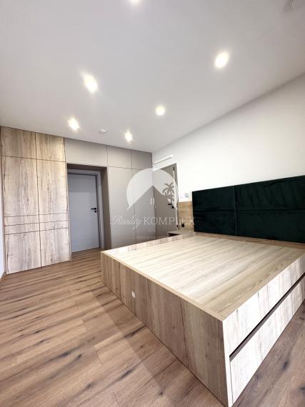 IBA U NÁS !!! Reality Komplex s.r.o. Vám exkluzívne ponúka výnimočný rodinný dom, ktorý spája moderné technológie, čistý dizajn a absolútny komfort bývania v Komárne !!!