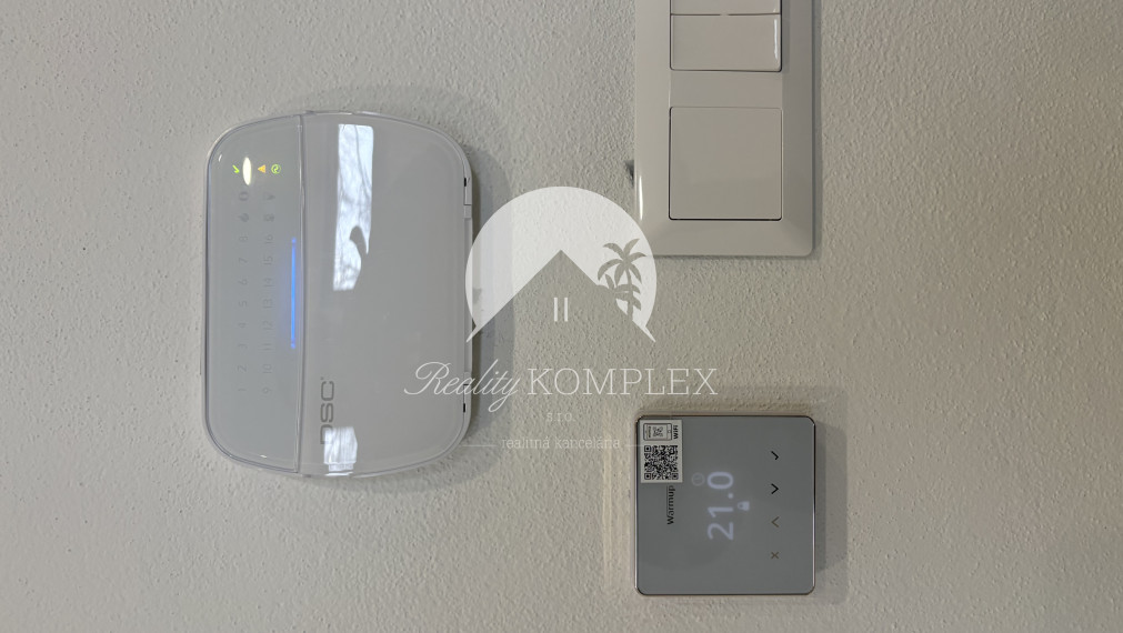 IBA U NÁS !!! Reality Komplex s.r.o. Vám exkluzívne ponúka výnimočný rodinný dom, ktorý spája moderné technológie, čistý dizajn a absolútny komfort bývania v Komárne !!!