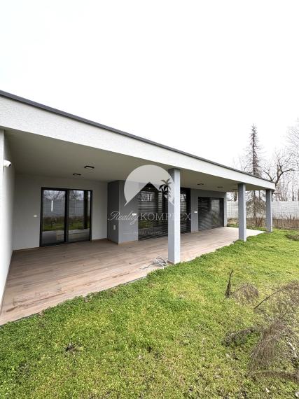 IBA U NÁS !!! Reality Komplex s.r.o. Vám exkluzívne ponúka výnimočný rodinný dom, ktorý spája moderné technológie, čistý dizajn a absolútny komfort bývania v Komárne !!!