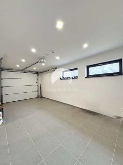 IBA U NÁS !!! Reality Komplex s.r.o. Vám exkluzívne ponúka výnimočný rodinný dom, ktorý spája moderné technológie, čistý dizajn a absolútny komfort bývania v Komárne !!!