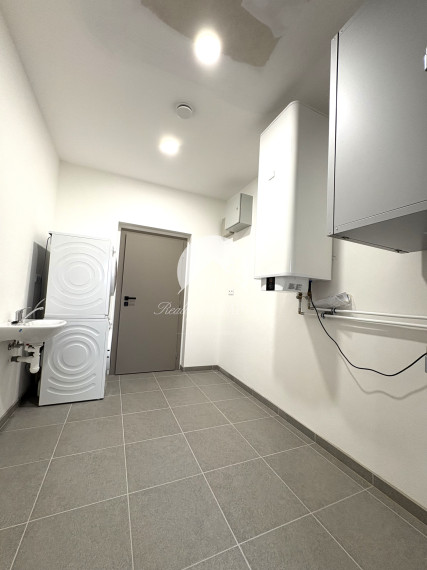 IBA U NÁS !!! Reality Komplex s.r.o. Vám exkluzívne ponúka výnimočný rodinný dom, ktorý spája moderné technológie, čistý dizajn a absolútny komfort bývania v Komárne !!!