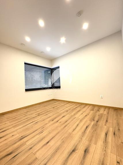 IBA U NÁS !!! Reality Komplex s.r.o. Vám exkluzívne ponúka výnimočný rodinný dom, ktorý spája moderné technológie, čistý dizajn a absolútny komfort bývania v Komárne !!!