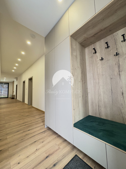 IBA U NÁS !!! Reality Komplex s.r.o. Vám exkluzívne ponúka výnimočný rodinný dom, ktorý spája moderné technológie, čistý dizajn a absolútny komfort bývania v Komárne !!!