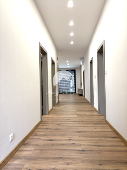 IBA U NÁS !!! Reality Komplex s.r.o. Vám exkluzívne ponúka výnimočný rodinný dom, ktorý spája moderné technológie, čistý dizajn a absolútny komfort bývania v Komárne !!!