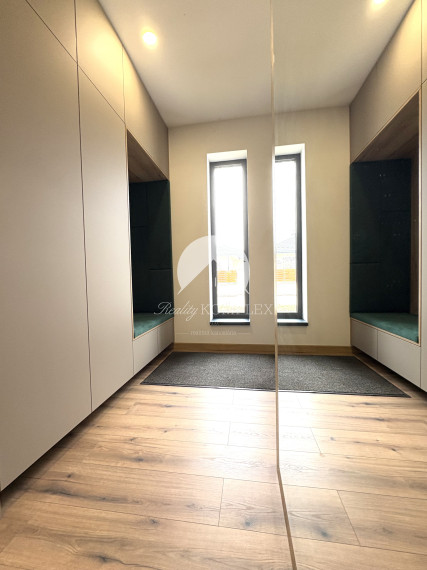 IBA U NÁS !!! Reality Komplex s.r.o. Vám exkluzívne ponúka výnimočný rodinný dom, ktorý spája moderné technológie, čistý dizajn a absolútny komfort bývania v Komárne !!!