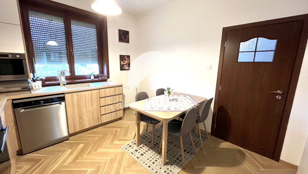 Reality KOMPLEX s.r.o., Vám ponúka na predaj 3-izbový dom s modernizáciou a samostatným salónom v obci Okoč