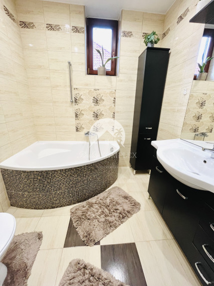 Reality KOMPLEX s.r.o., Vám ponúka na predaj 3-izbový dom s modernizáciou a samostatným salónom v obci Okoč