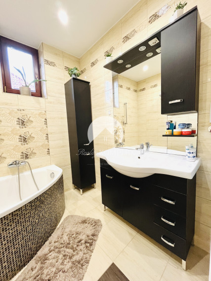 Reality KOMPLEX s.r.o., Vám ponúka na predaj 3-izbový dom s modernizáciou a samostatným salónom v obci Okoč