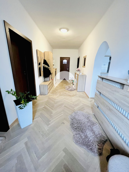 Reality KOMPLEX s.r.o., Vám ponúka na predaj 3-izbový dom s modernizáciou a samostatným salónom v obci Okoč