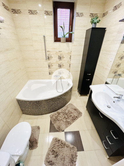 Reality KOMPLEX s.r.o., Vám ponúka na predaj 3-izbový dom s modernizáciou a samostatným salónom v obci Okoč