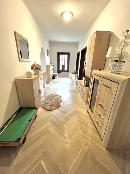 Reality KOMPLEX s.r.o., Vám ponúka na predaj 3-izbový dom s modernizáciou a samostatným salónom v obci Okoč