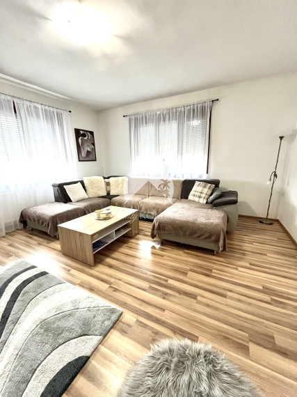 Reality KOMPLEX s.r.o., Vám ponúka na predaj 3-izbový dom s modernizáciou a samostatným salónom v obci Okoč