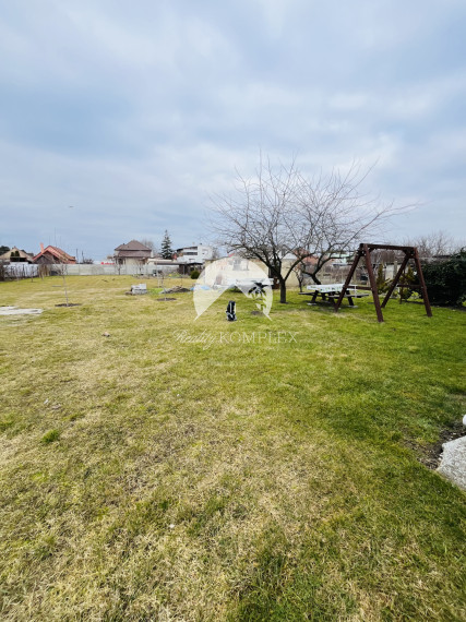 Reality KOMPLEX s.r.o., Vám ponúka na predaj 3-izbový dom s modernizáciou a samostatným salónom v obci Okoč