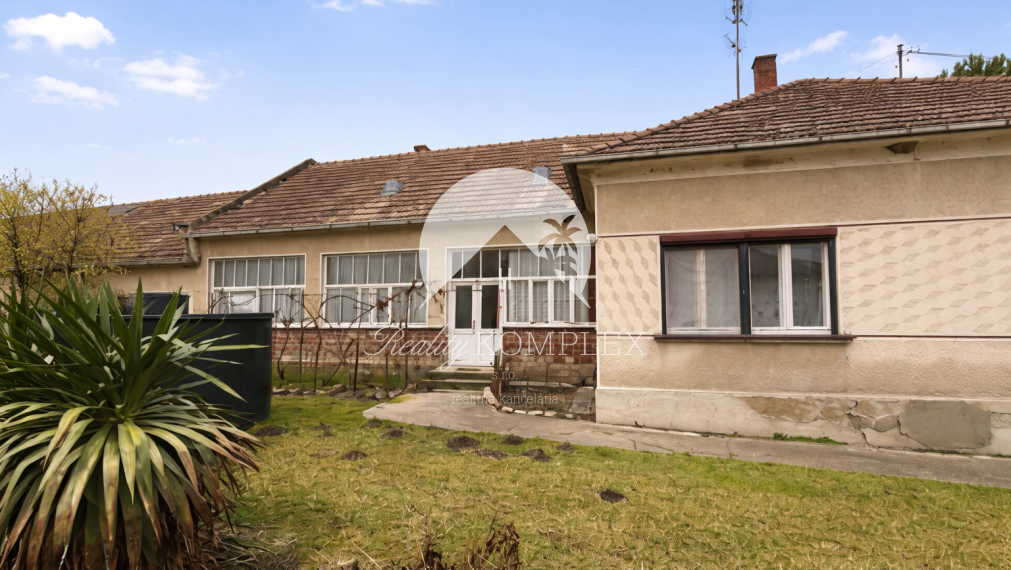 Reality KOMPLEX s.r.o. Vám ponúka rodinný dom s historickým nádychom na veľkorysom pozemku v centre obce Ňárad.