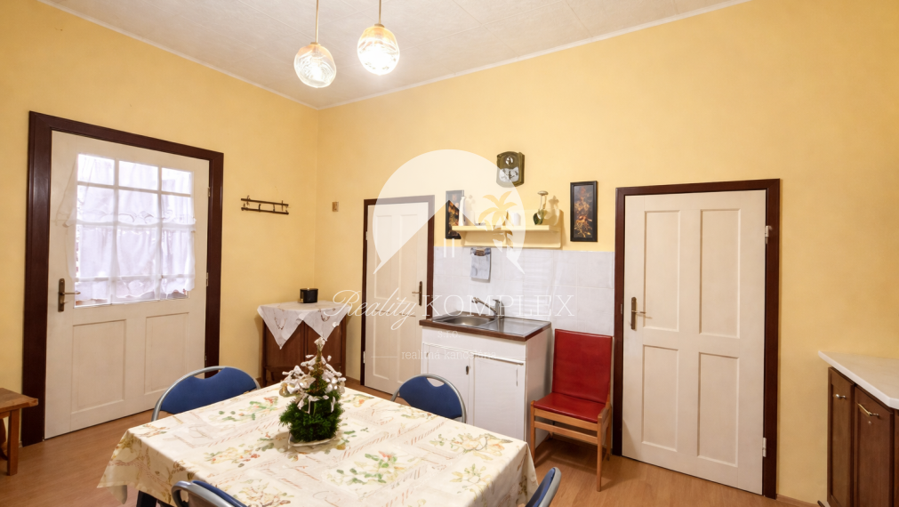 Reality KOMPLEX s.r.o. Vám ponúka rodinný dom s historickým nádychom na veľkorysom pozemku v centre obce Ňárad.