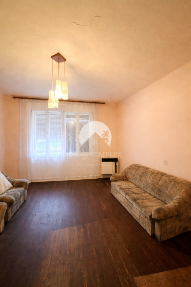 Reality KOMPLEX s.r.o. Vám ponúka rodinný dom s historickým nádychom na veľkorysom pozemku v centre obce Ňárad.