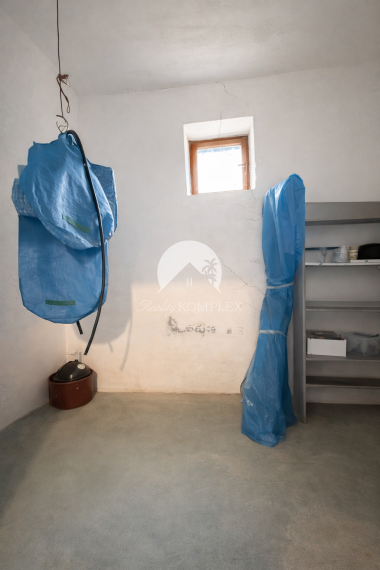 Reality KOMPLEX s.r.o. Vám ponúka rodinný dom s historickým nádychom na veľkorysom pozemku v centre obce Ňárad.