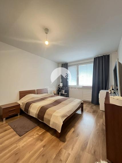 Reality KOMPLEX s.r.o. Vám ponúka na predaj veľkorysý 4-izbový byt v meste Komárno.