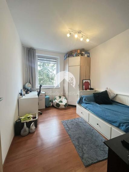 Reality KOMPLEX s.r.o. Vám ponúka na predaj veľkorysý 4-izbový byt v meste Komárno.