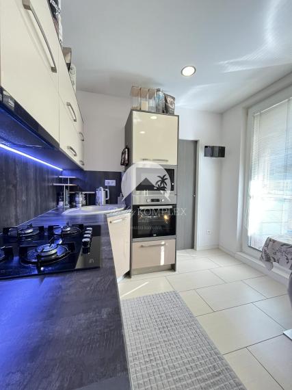 IBA U NÁS!!! Reality KOMPLEX s.r.o., Vám ponúka na PREDAJ krásny 2 izbový byt s balkónom v obľúbenej lokalite Mesta Komárno!