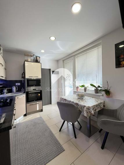 IBA U NÁS!!! Reality KOMPLEX s.r.o., Vám ponúka na PREDAJ krásny 2 izbový byt s balkónom v obľúbenej lokalite Mesta Komárno!