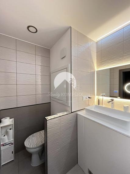 IBA U NÁS!!! Reality KOMPLEX s.r.o., Vám ponúka na PREDAJ krásny 2 izbový byt s balkónom v obľúbenej lokalite Mesta Komárno!