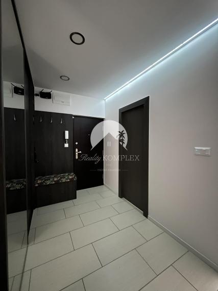 IBA U NÁS!!! Reality KOMPLEX s.r.o., Vám ponúka na PREDAJ krásny 2 izbový byt s balkónom v obľúbenej lokalite Mesta Komárno!