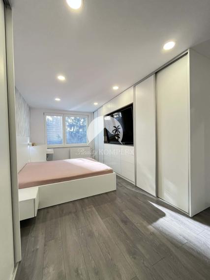 IBA U NÁS!!! Reality KOMPLEX s.r.o., Vám ponúka na PREDAJ krásny 2 izbový byt s balkónom v obľúbenej lokalite Mesta Komárno!